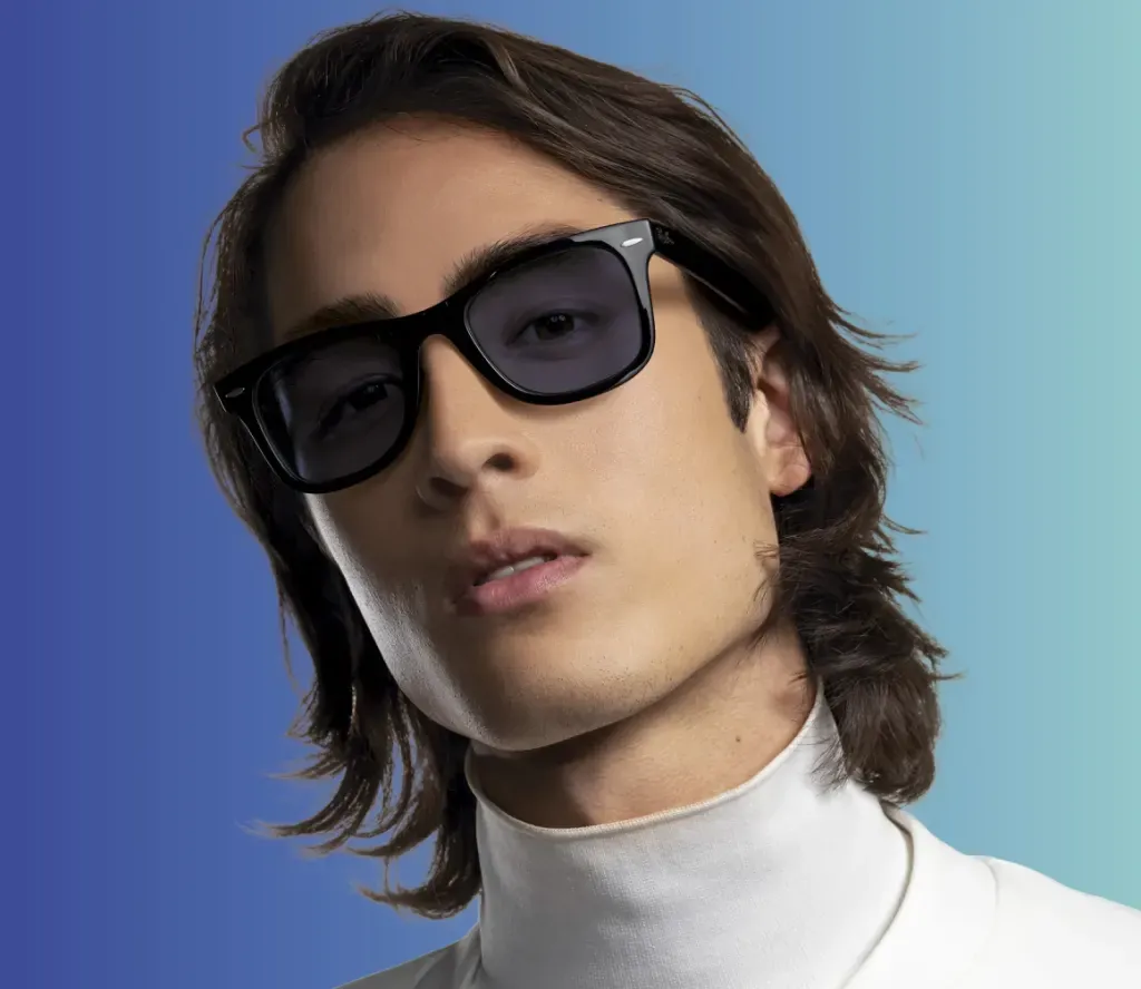 Hombre con lentes Transitions® GEN S™ oscurecidos al máximo bajo el sol