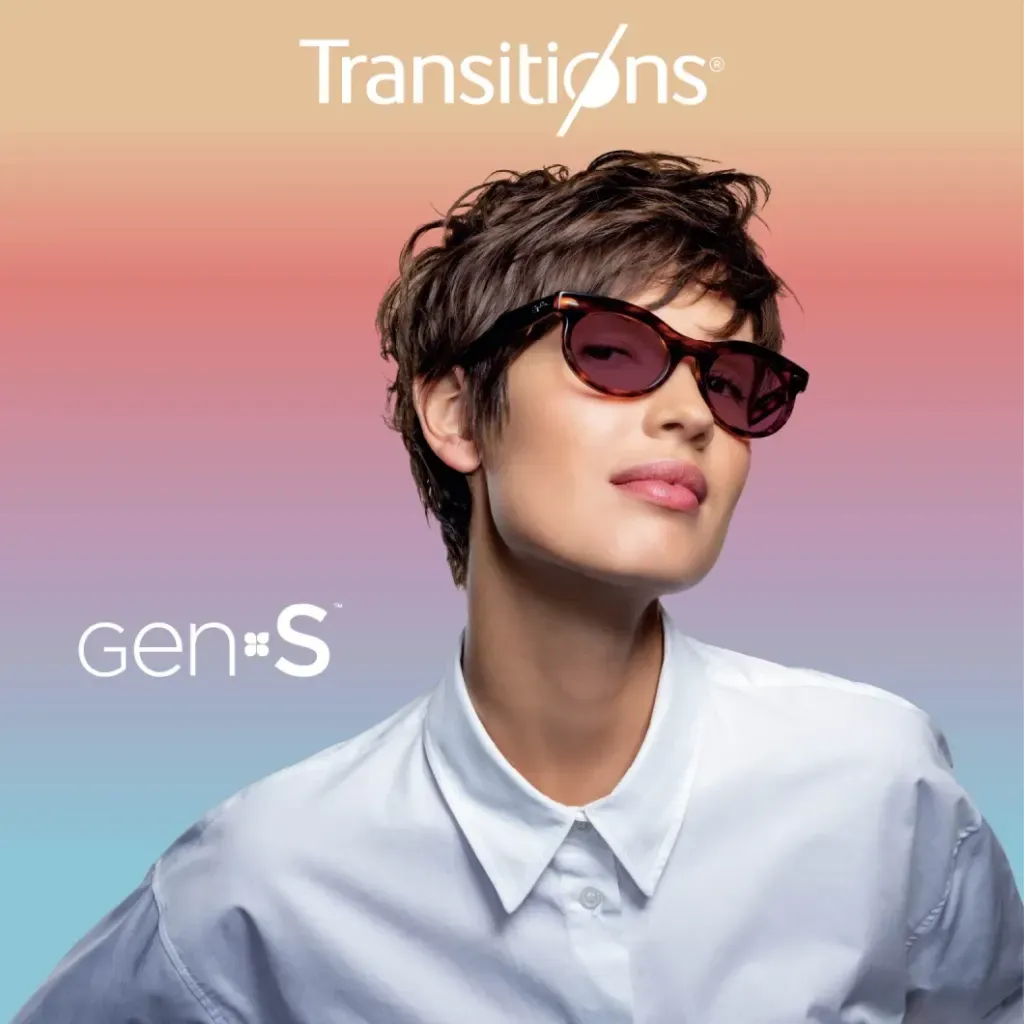 Mujer con lentes Transitions® GEN S™ en tono rubí bajo luz cálida