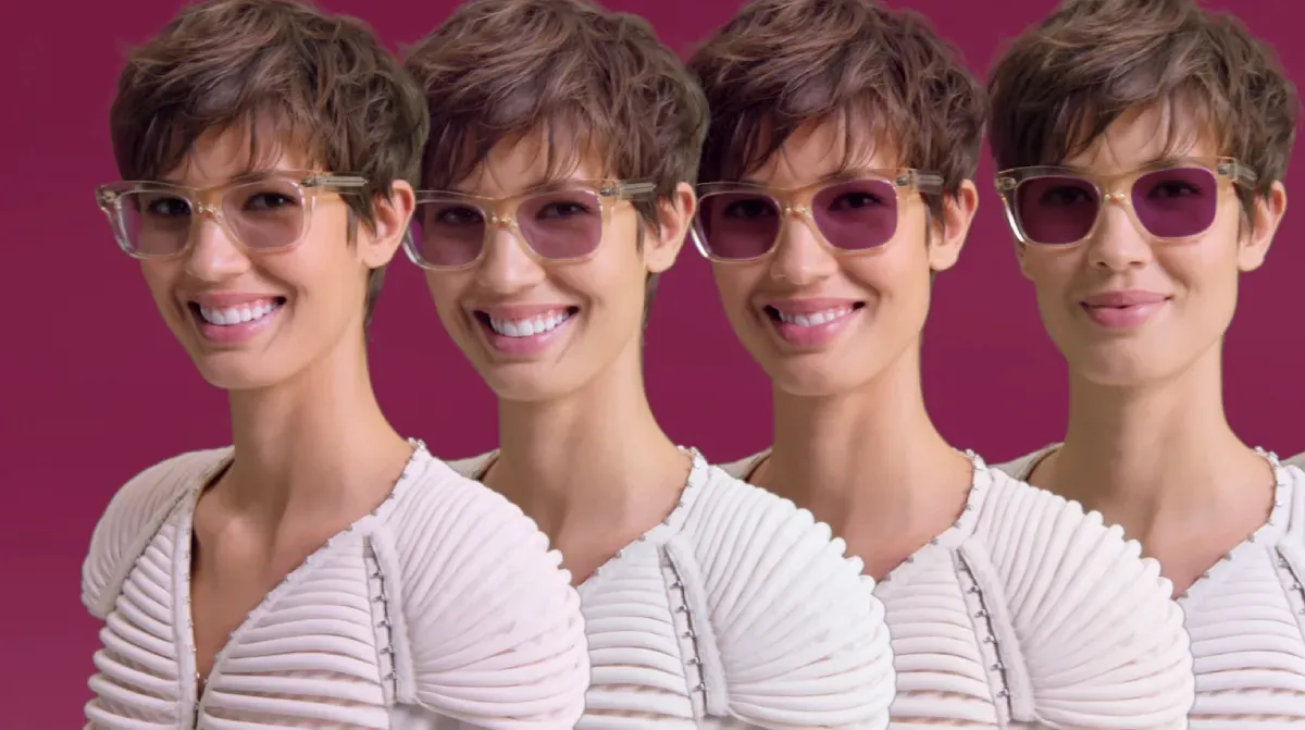 Una persona con lentes Transitions® GEN S™ que pasan de transparentes a oscuros bajo el sol