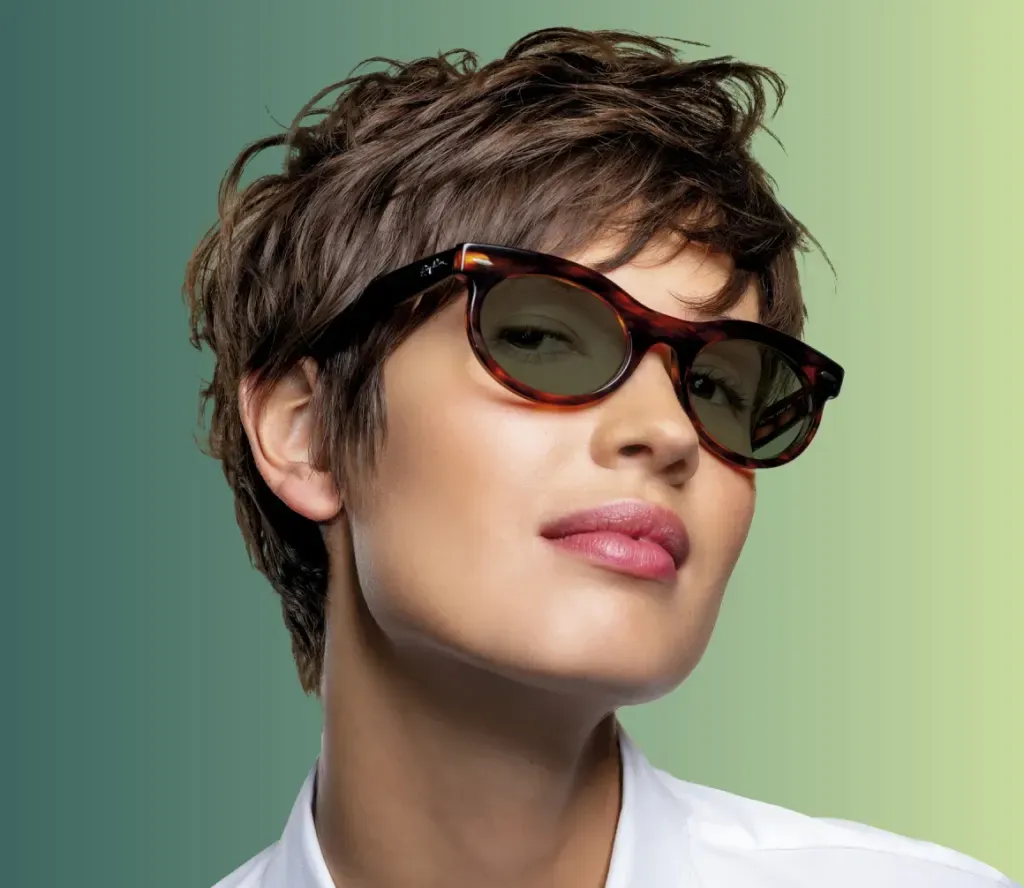 Mujer con lentes Transitions® GEN S™ en tono verde